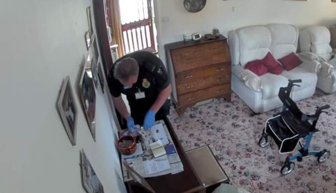 Asistent de pe ambulanţă, filmat în timp cu fură bani din casa unei femei care abia murise