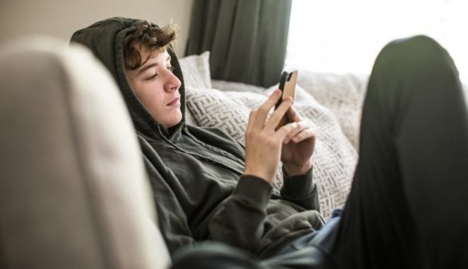 Facebook dezvăluie că platforma Instagram este nocivă pentru adolescenţi - facebookinsta-1631803600.jpg