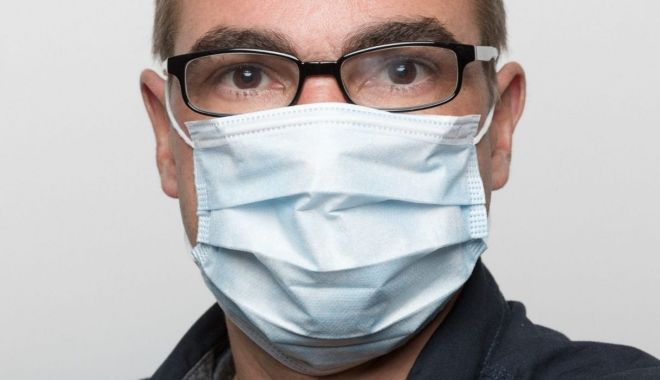 Peste un milion de români urmează să primească măști gratis - facemaskmanwithglasseswearingadi-1590071452.jpg