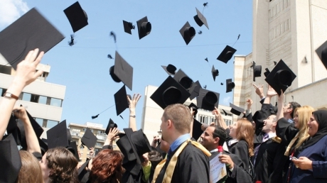 Fără perspective! Peste 77.300 de proaspăt absolvenți nu au un loc de muncă - facultate24101900-1329139473.jpg