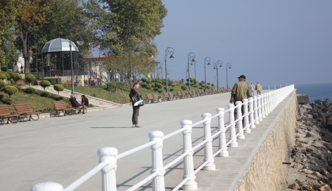 Din ce în ce mai mulți turiști la Constanța - faleza-1461760828.jpg