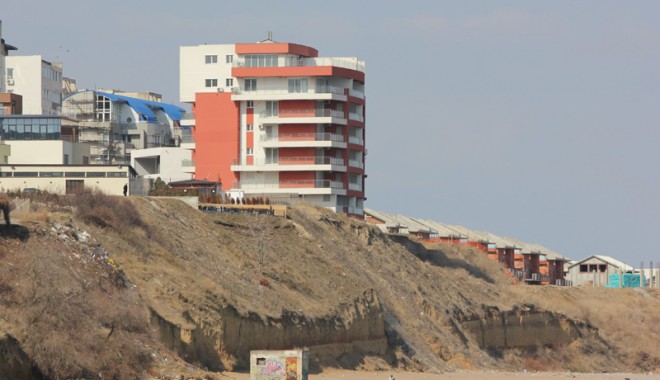 SOS, Constanța alunecă în mare! - falezanord57-1331053225.jpg