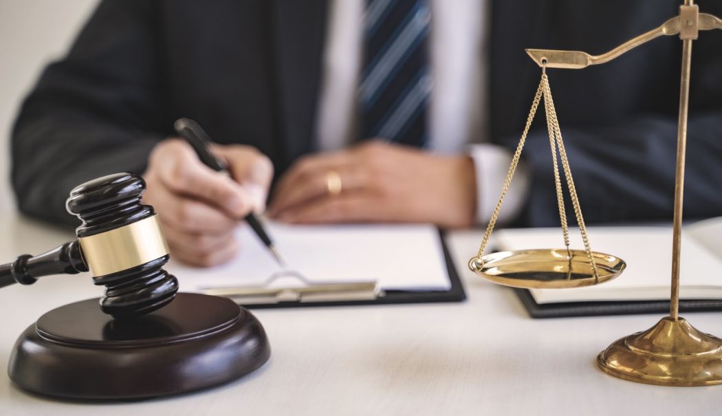 Tupeu maxim! Un bărbat a pretins timp de 11 ani că este avocat - fals-avocat-1744884307.jpg