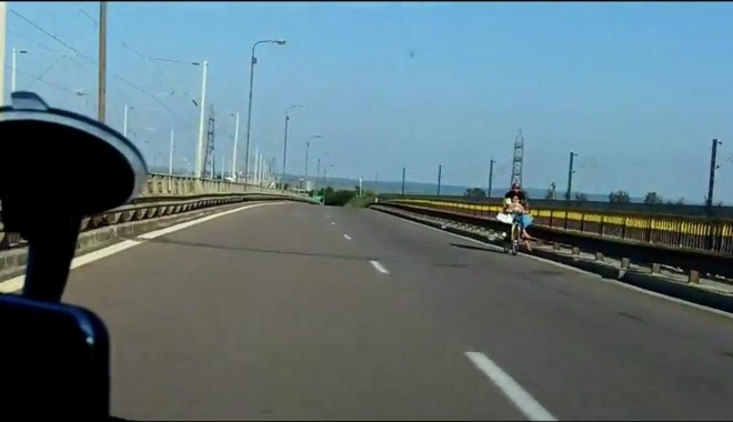 ȘOCANT / Cu copilul pe bicicletă, pe contrasens pe Autostrada Soarelui (VIDEO) - familia-1340017959.jpg