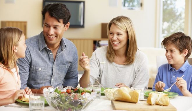 De ce unii membri ai familiei fac COVID și alții nu, deși stau în aceeași casă? Specialiștii explică - familia-1609763347.jpg