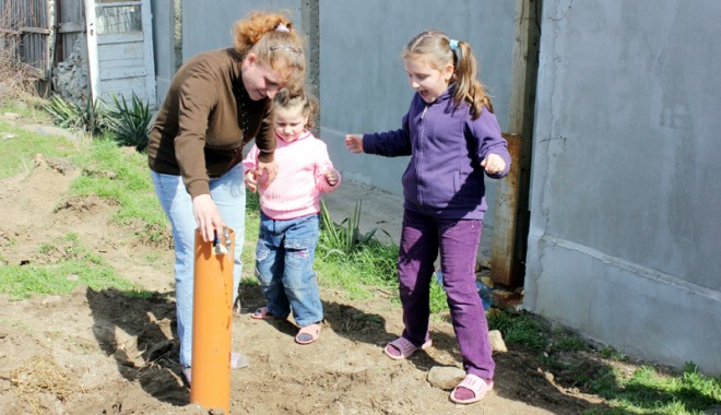 O familie săracă din Cumpăna, racordată gratuit la rețeaua de apă - familiecumpana-1363794847.jpg