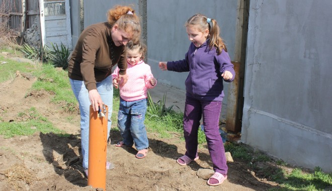 Cadou de la RAJA. O familie săracă din Cumpăna, racordată gratuit la rețeaua de apă - familiecumpana1-1363778781.jpg