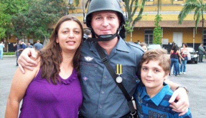 Și-a ucis familia pentru că voia să devină criminal plătit - familieee78373200-1375874857.jpg