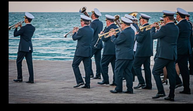 Fanfara „Muzica Apelor” îi încântă, din nou, pe locuitorii de la malul mării