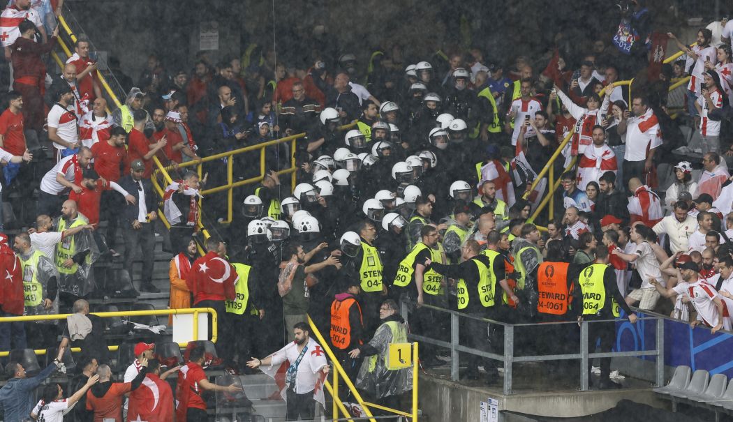 Fanii Turciei și ai Georgiei s-au bătut pe stadion, la Campionatul European
