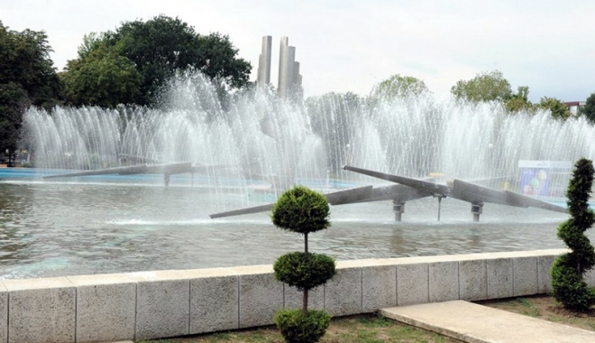 Spectacol cu lumini și apă la fântâna arteziană din Parcul Gării - fantanagara-1498393333.jpg