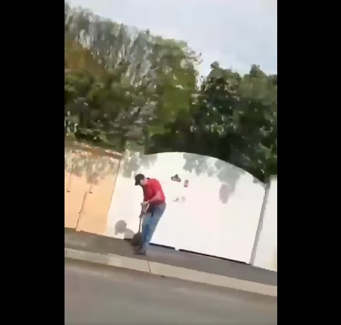 Greu de crezut! Și totuși Iohannis a fost surprins dând cu mătura - fara-titlu-1745653563.jpg