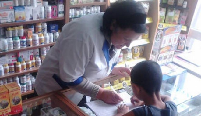 Copilul care își face temele în farmacie: 