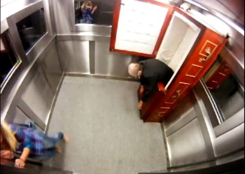 VIDEO. Farsă de zile mari, în lift. Când se închid ușile începe nebunia! - farsa-1415530635.jpg