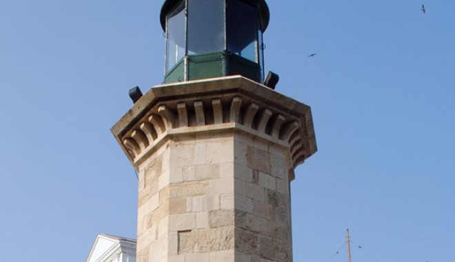Puncte de interes turistic de-a lungul litoralului - farulgenovezdinconstantainaltime-1377865147.jpg