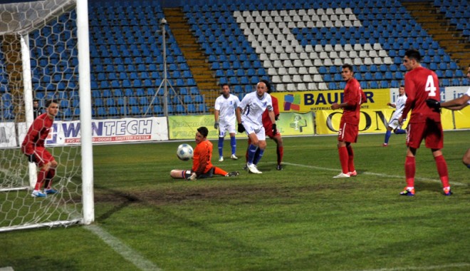 Unii jucători ai Farului, suspectați că ar fi blătuit meciul cu FC Snagov! - farulsnagov45-1321044739.jpg