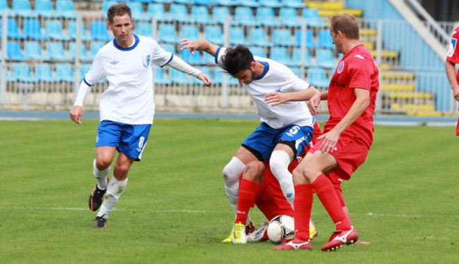 FC Farul, umilită și eliminată din Cupă de Pandurii Târgu Jiu - farulunireatarlugeni2-1380128298.jpg
