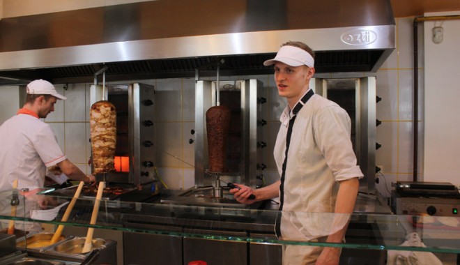 Ce explicații a dat sirianul care a făcut tărăboi într-un fast-food din Constanța - fastfoodsirian-1362073623.jpg