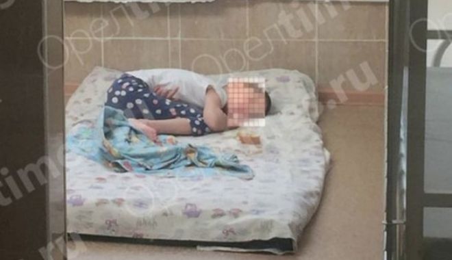 Fetiță folosită ca sclavă sexuală în schimbul unei sticle de vodcă. Mama o ținea în cușcă - fata-1571675041.jpg