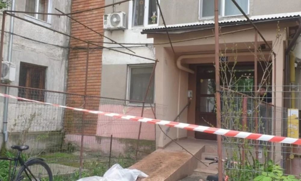 Gest extrem după o ceartă cu părinții. Minoră de 13 ani s-a aruncat de la etajul 4 din blocul în care locuia - fata-aruncat-de-la-etaj-1739970668.jpg