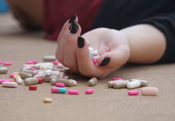 Șoc la liceu! O elevă de 14 ani, la spital după ce a înghițit mai multe medicamente în timpul orelor - fata-care-a-luat-pastile-1771843155.webp
