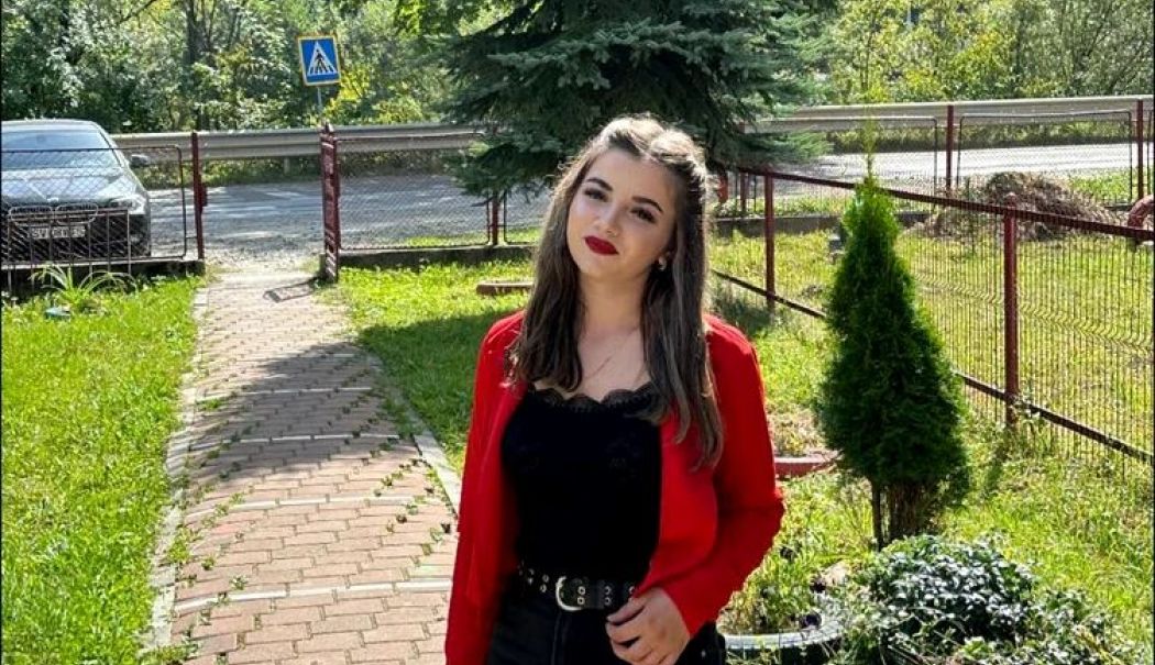 Fata de 18 ani, găsită moartă în casă, a avut o copilărie nefericită. Trăia cu șeful de post care o bătea
