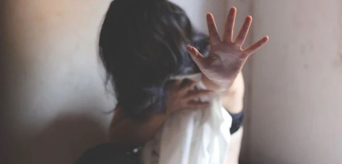 Coșmarul trăit de o copilă de 13 ani. A fost violată timp de 4 ani de tatăl vitreg, cu voia mamei - fata-violata-1742390068.jpg