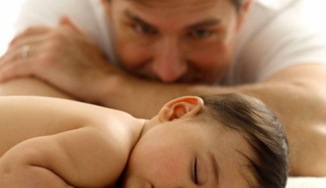 De astăzi intră în vigoare concediul de creștere a copilului pentru tați - fathersleepingbabye1326049801989-1330589850.jpg