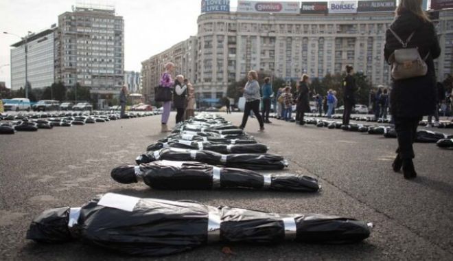 Protest Declic – 153 de saci cu “cadavre”, întinse pe jos, la Guvern - fb1a9837640x400-1697563060.jpg
