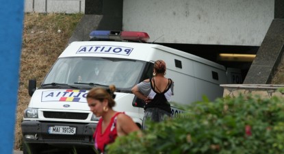 Doi ani de închisoare pentru că a bătut un taximetrist și a spart cu capul geamurile Poliției - fb61c8c12f42b1a63f99bfd5f790c614.jpg