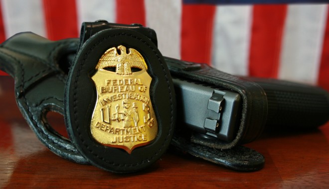 Români căutați de FBI pentru fraude de milioane de dolari - fbibadgegun-1382693621.jpg