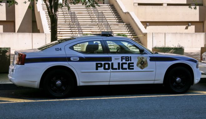 Bărbat urmărit de autorităţi pentru ameninţările adresate preşedintelui Biden, împuşcat de FBI - fbipolicecharger-1691649453.jpg