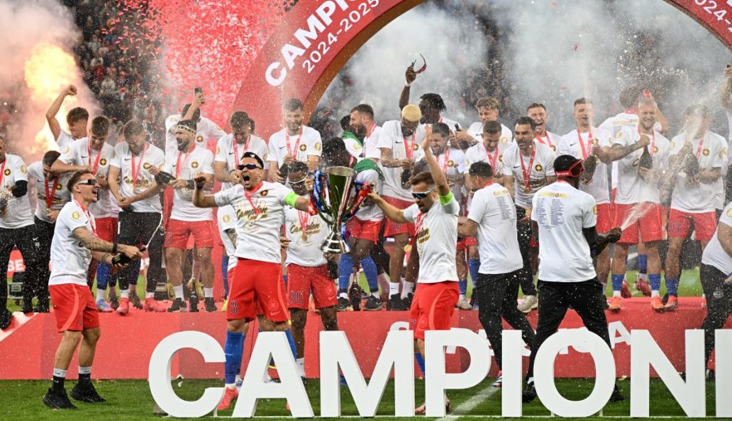 FCSB a învins Universitatea Craiova şi a sărbătorit cucerirea titlului alături de fani - fcsb-campioanaa-1747564599.jpg