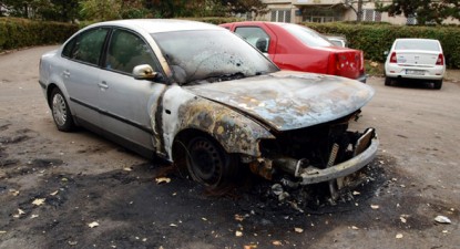 Volkswagen Passat incendiat de persoane necunoscute pe strada Sucevei - fe06ba6a8837616807c17a61ffaacf5e.jpg