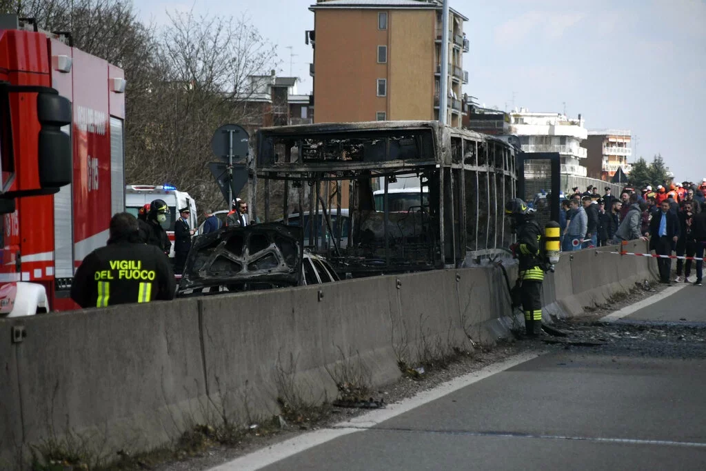 Atac șocant în Italia: Un bărbat a incendiat un autobuz cu elevi - fea3cf97a18f4bcaacd1f39d7f6e3e63-1553091326.jpg