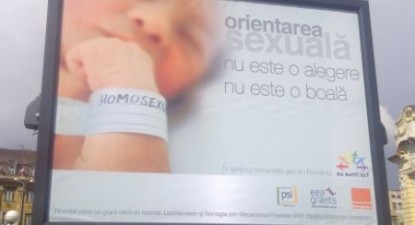 Panou publicitar controversat: Afișul arată un bebeluș cu o brațară pe care scrie 