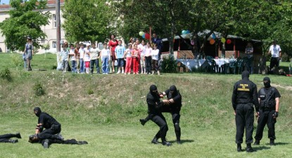 Polițiștii de frontieră au primit în vizită elevi de la școala nr. 12 - fedffbe61a89c5dfcaf78473300cb3c7.jpg