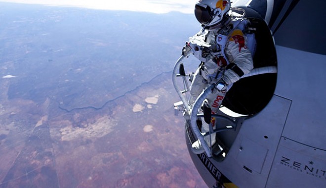 Felix Baumgartner, care a depășit viteza sunetului în cădere liberă, vine în România - felixbaumgartnerredbullstratos01-1412845021.jpg