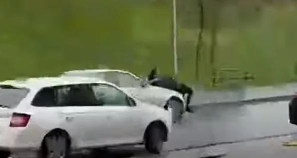 O șoferiță a luat pe capotă o femeie cu care se certase pentru un loc de parcare