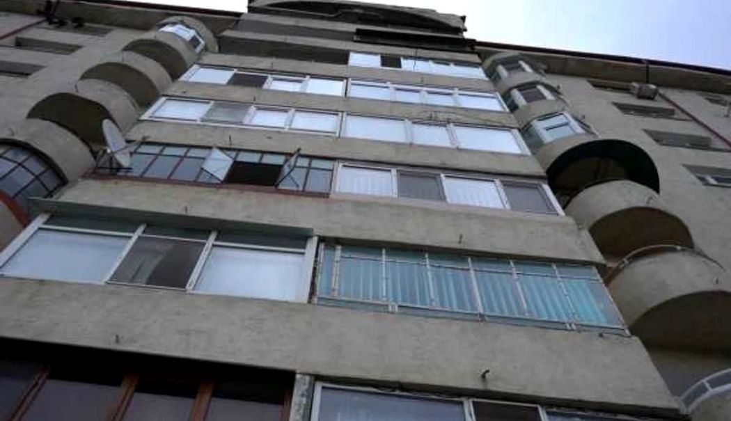 O pensionară care spăla geamurile a murit după ce a căzut de la etajul nouă - femeie-cazuta-1741089577.jpg