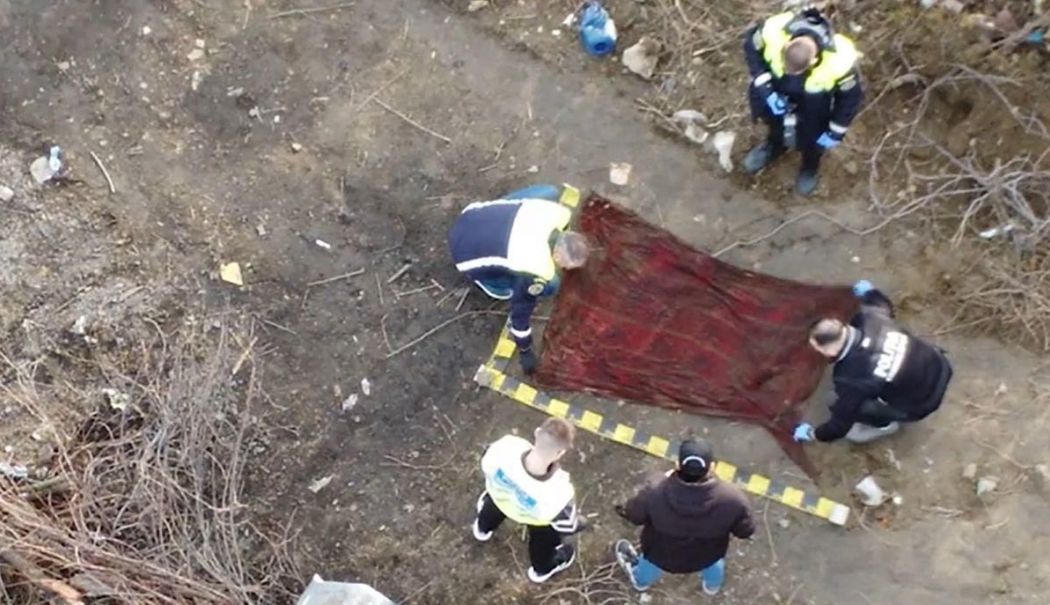 Cine este femeia găsită moartă într-un depozit de fier vechi. Ar fi fost ucisă în urmă cu mai multe săptămâni - femeie-moarta-depozit-1736682302.jpg