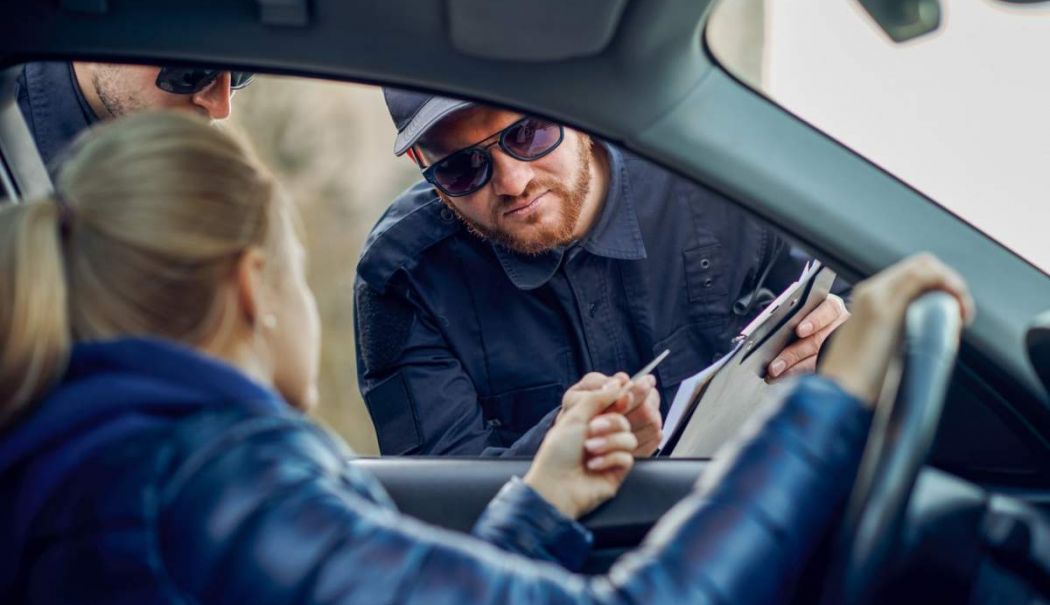O femeie e oprită în trafic de un polițist - femeie-oprita-de-politie-1753458738.jpg