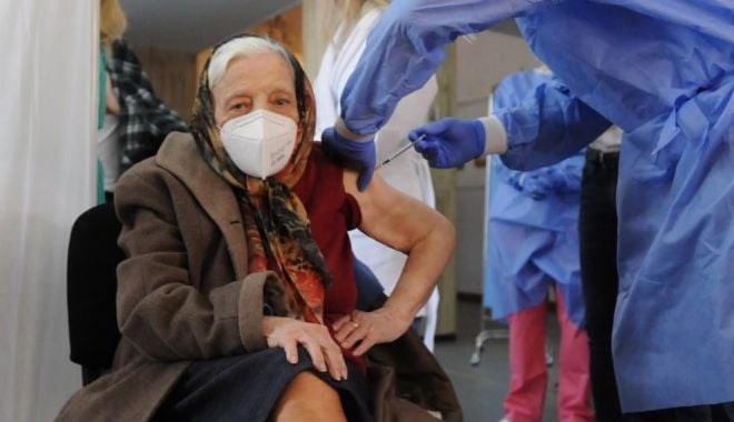 Maraton de vaccinare în Noua Zeelandă. Zeci de mii de persoane imunizate împotriva Covid-19 - femeie1105anivaccinata-1634370904.jpg