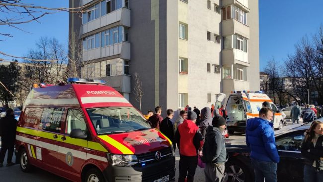 Anchetă a poliţiştilor după ce o femeie de 66 de ani a fost găsită moartă în spatele blocului
