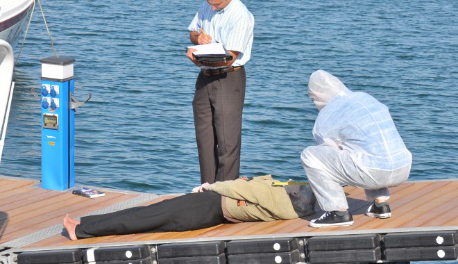 O femeie a fost găsită moartă în Portul Tomis/ Atenție, FOTOGRAFII șocante - femeieinecata12-1317022916.jpg