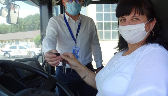 O femeie curajoasă la volanul autobuzului CT BUS. A schimbat meseria la 53 de ani! - femeiesofersursactbus1-1596479542.jpg