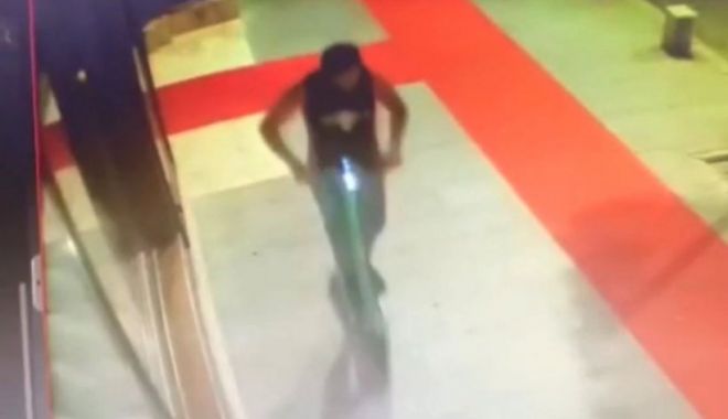 ALERTĂ a Poliţiei Române! Două femei, înțepate în piept de un individ pe trotinetă! Agresorul, liber pe străzi