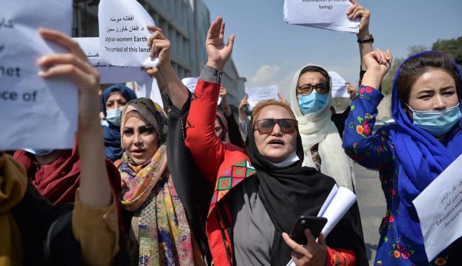 Femeile din Kabul îi sfidează pe talibani - femeiledinkabul-1633438883.jpg