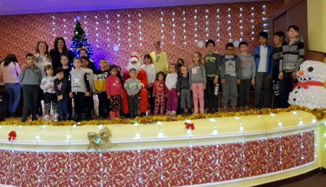 Femeile din PNL Constanța au dus daruri copiilor  din Lumina, Conacu și Movila Verde - femeiledinpnlconstanta-1545064854.jpg