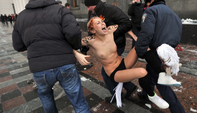 Patru militante Femen s-au dezbrăcat în timp ce Papa rostea rugăciunea Angelus - femen-1358090657.jpg